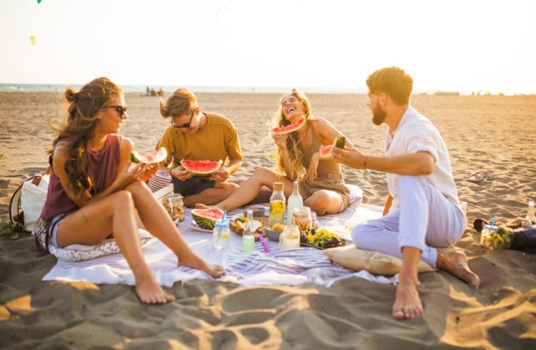 How to Sponsor a Visit Visa for Friends and Relatives in the UAE