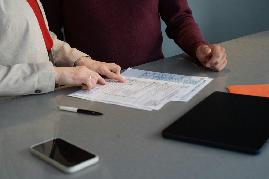 Disciplinary action at work in the UAE: warning letter and personnel file on an office desk